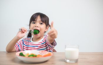 how-to-make-your-child-eat-on-her-own